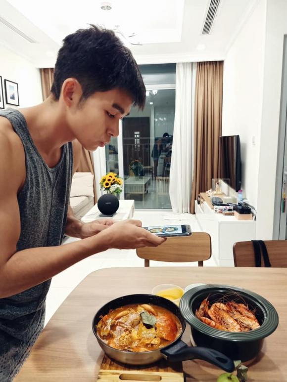 Jun Phạm bận sống ảo nào ngờ bị dân mạng soi ra chi tiết này qua cửa kính phản chủ-1