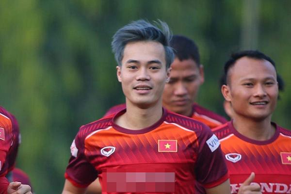 Tuấn Anh theo trend Văn Toàn nhuộm tóc bạc-6