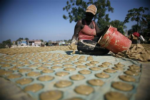Bánh làm từ bùn, đồ ăn cứu sống người dân Haiti-1