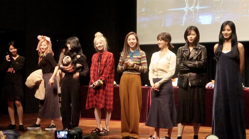 Sau sự cố rách váy của Nayeon, TWICE mặc kín cổng cao tường, thoải mái bung lụa trong fanmeeting-3
