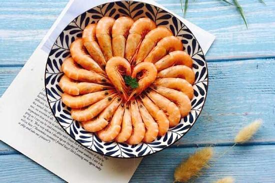 Hấp tôm thêm một thứ quen thuộc đảm bảo thơm ngon, thịt mềm, ăn không sót con nào