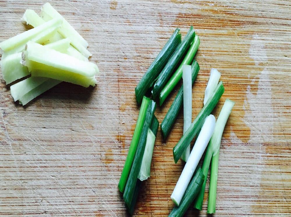 Hấp tôm thêm một thứ quen thuộc đảm bảo thơm ngon, thịt mềm, ăn không sót con nào-2