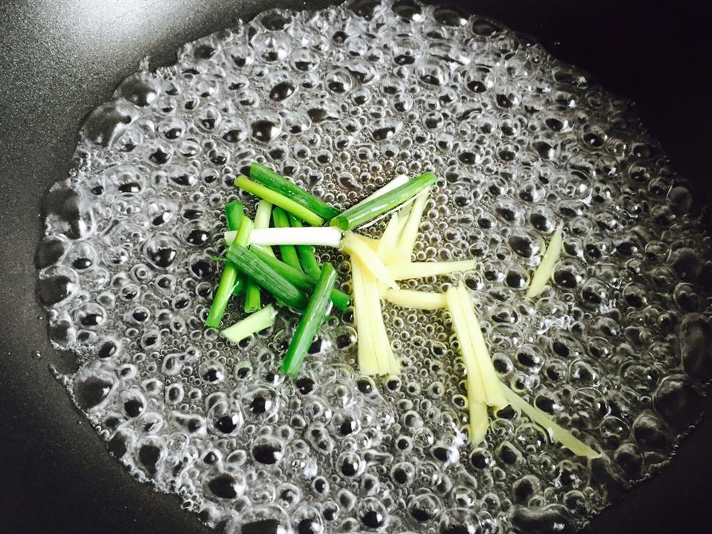 Hấp tôm thêm một thứ quen thuộc đảm bảo thơm ngon, thịt mềm, ăn không sót con nào-3