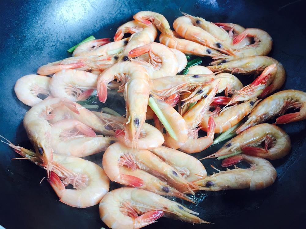 Hấp tôm thêm một thứ quen thuộc đảm bảo thơm ngon, thịt mềm, ăn không sót con nào-8