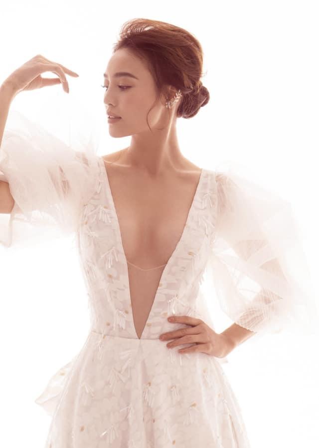 Hiếm lắm Ninh Dương Lan Ngọc mới táo bạo khoe vòng 1 nhưng lại lộ điểm bất thường-1