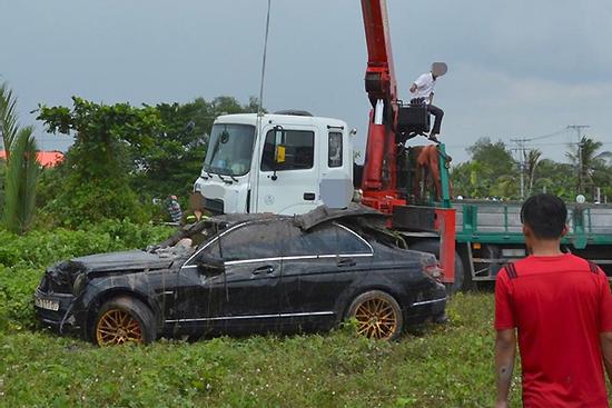 Tiếng nẹt pô lớn trong đêm chiếc Mercedes lao xuống rạch