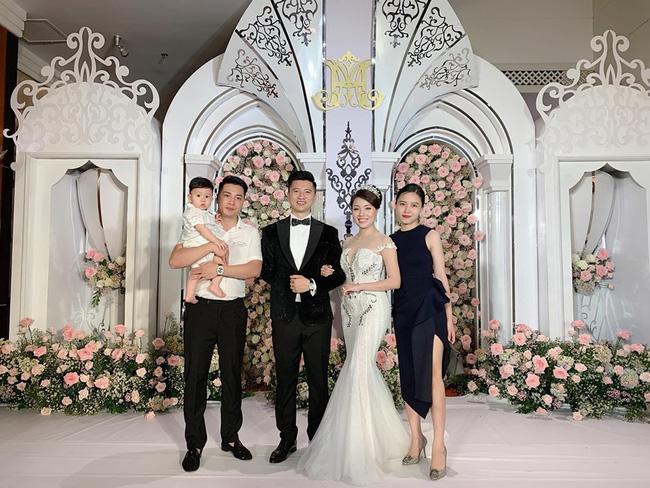 Nữ giảng viên nổi tiếng được bạn trai hotboy bê cả lâu đài siêu to khổng lồ vào hôn lễ-1