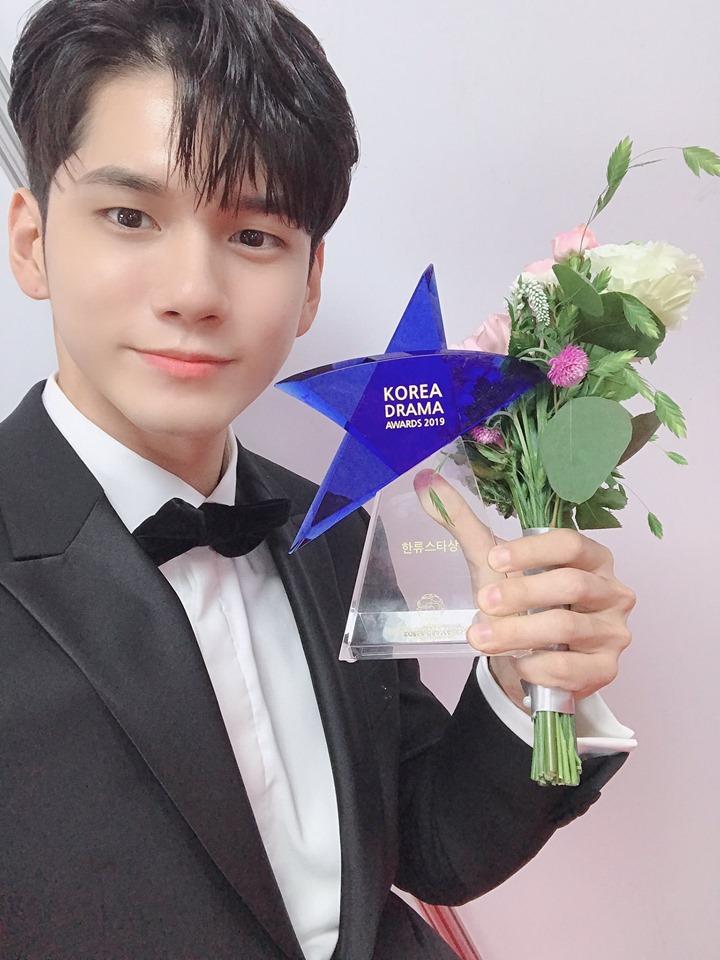 Ong Seongwu nhận giải thưởng “Nam diễn viên tân binh của năm” tại Lễ trao giải Phim truyền hình Hàn Quốc (Korea Drama Awards) 2019.