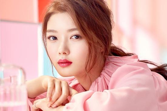 'Sao nhí xinh nhất xứ Hàn' Kim Yoo Jung tự khen tài nghệ vẽ tranh của mình