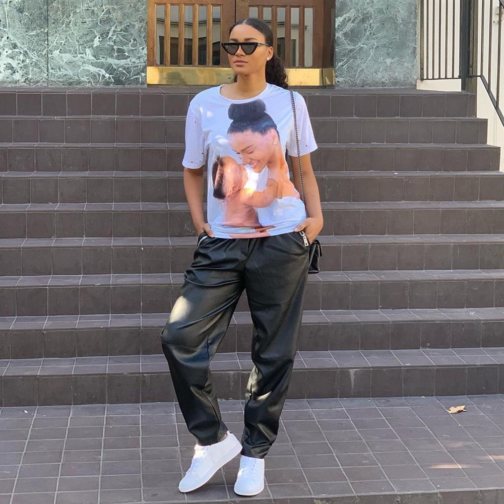 Bản tin Hoa hậu Hoàn vũ 3/10: Áo dài phá cách của HHen Niê nhường sóng cho áo phông đậm tình mẫu tử-1