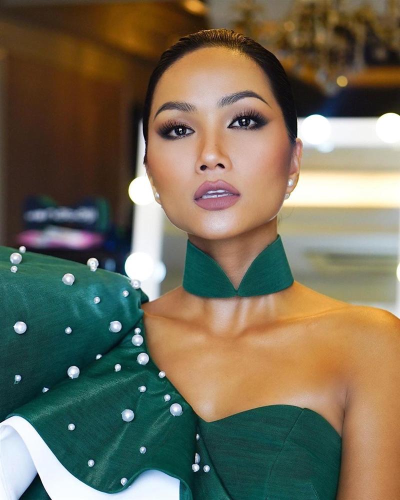 Bản tin Hoa hậu Hoàn vũ 3/10: Áo dài phá cách của HHen Niê nhường sóng cho áo phông đậm tình mẫu tử-2