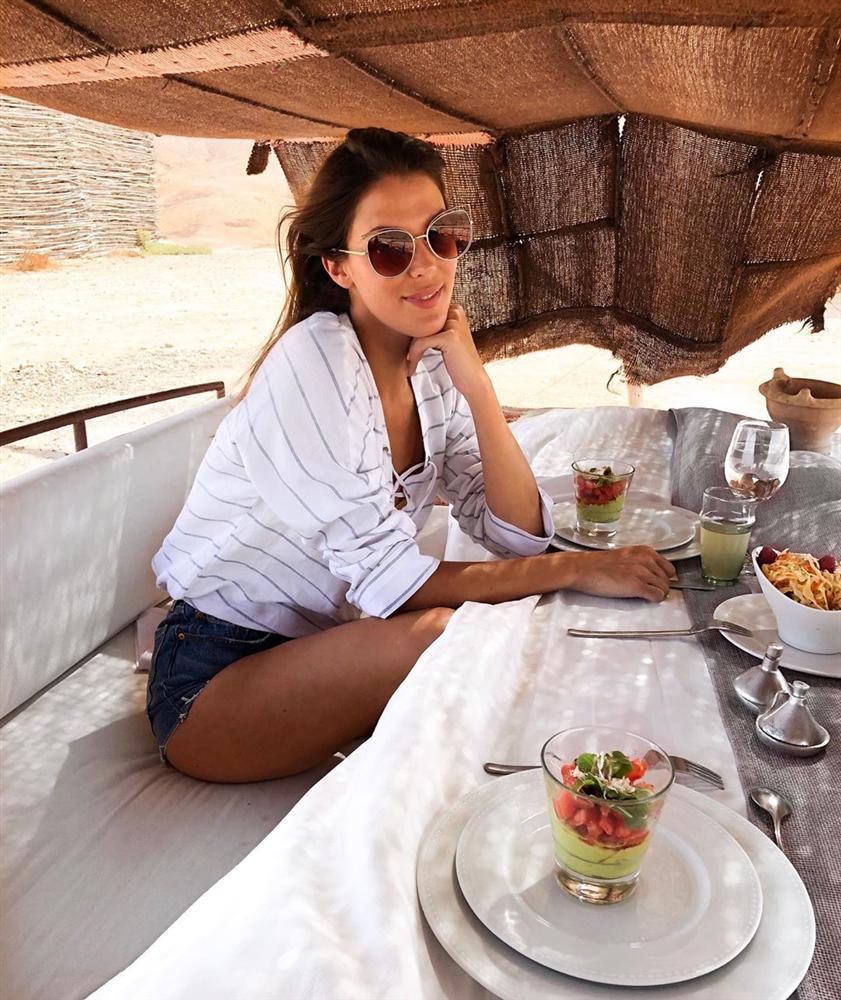 Bản tin Hoa hậu Hoàn vũ 3/10: Áo dài phá cách của HHen Niê nhường sóng cho áo phông đậm tình mẫu tử-10