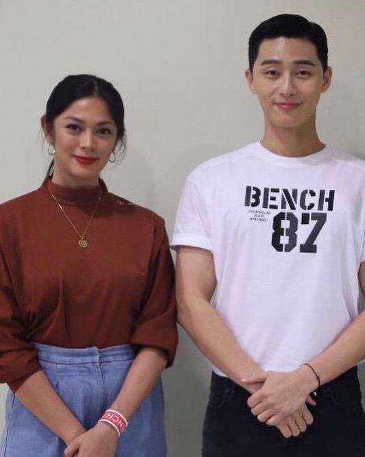 Bản tin Hoa hậu Hoàn vũ 3/10: Áo dài phá cách của HHen Niê nhường sóng cho áo phông đậm tình mẫu tử-11