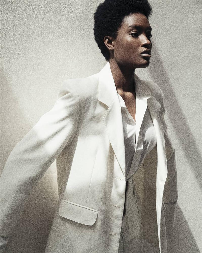 Bản tin Hoa hậu Hoàn vũ 3/10: Áo dài phá cách của HHen Niê nhường sóng cho áo phông đậm tình mẫu tử-12