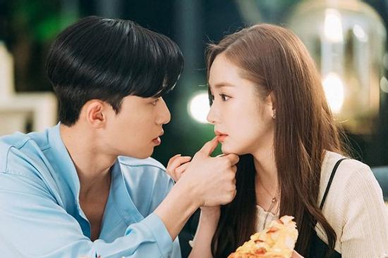 Trốn bạn trai 'ôn chuyện' với tình cũ, tôi rụng rời gặp mẹ chồng tương lai cùng người lạ mặt