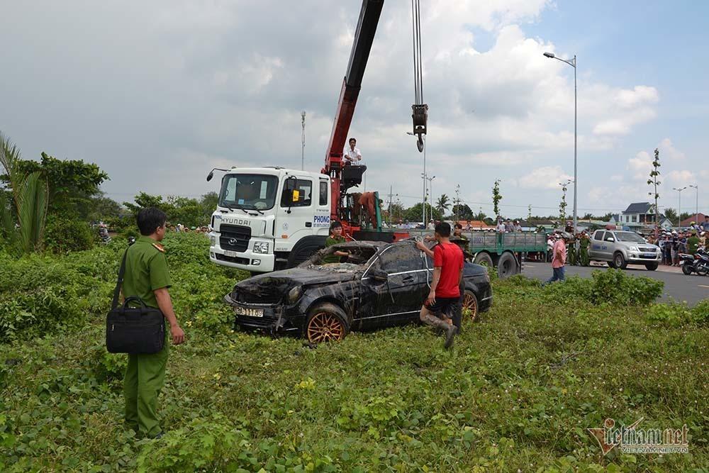 Thêm nhiều tình tiết vụ Mercedes dưới kênh 3 người chết ở Tiền Giang-4