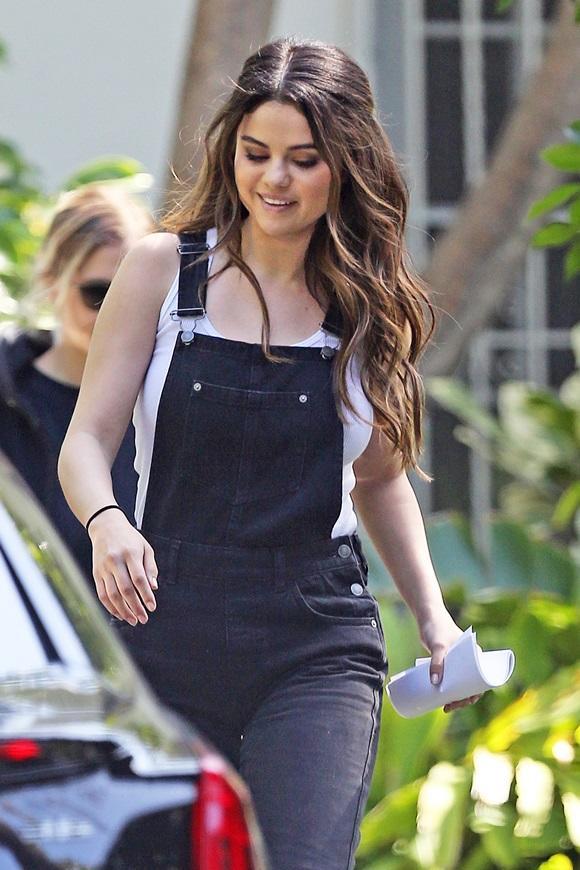 Selena Gomez mặc quần yếm xinh đẹp, phớt lờ đám cưới Justin Bieber-1