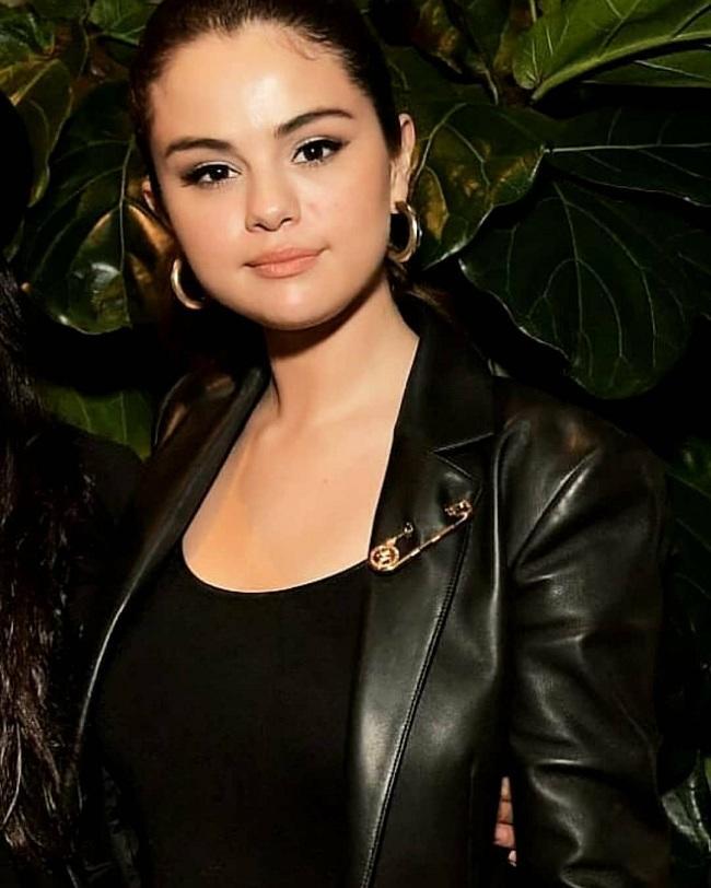 Selena Gomez mặc quần yếm xinh đẹp, phớt lờ đám cưới Justin Bieber-5