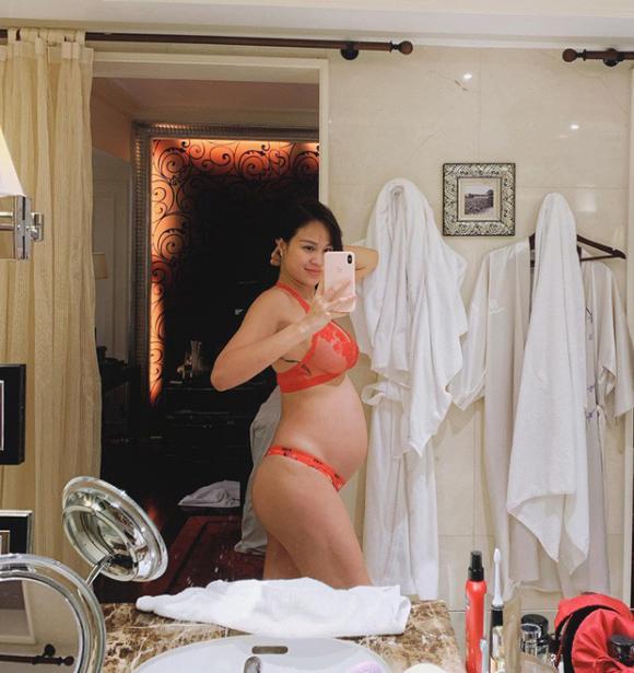 Ai hot hơn mẹ bầu Phương Mai khi ở những tháng cuối thai kỳ vẫn bán nude, dùng tay che ngực trần hờ hững-2