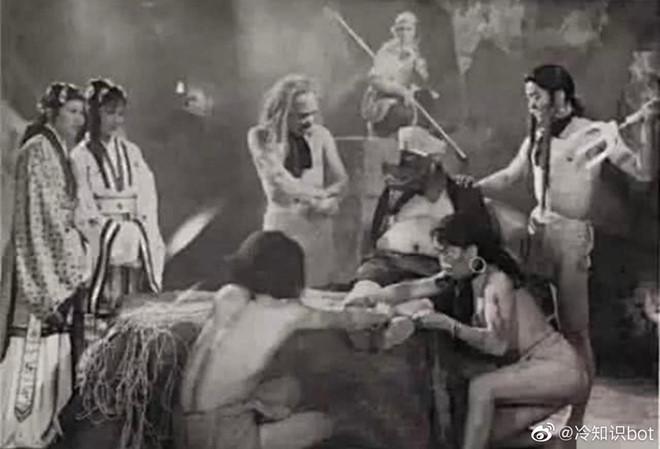 Yêu tinh nhện do nam đóng, mặc hở hang trong Tây du ký đầu tiên-2