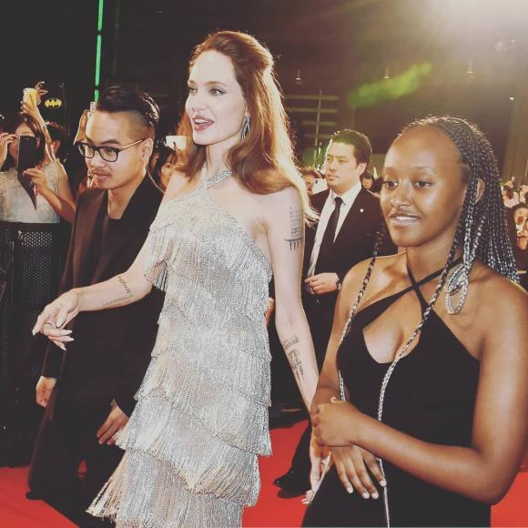 Angelina Jolie hội ngộ cậu cả Maddox tại Nhật Bản nhưng tất cả sự chú ý lại dồn về phía nhân vật này-5