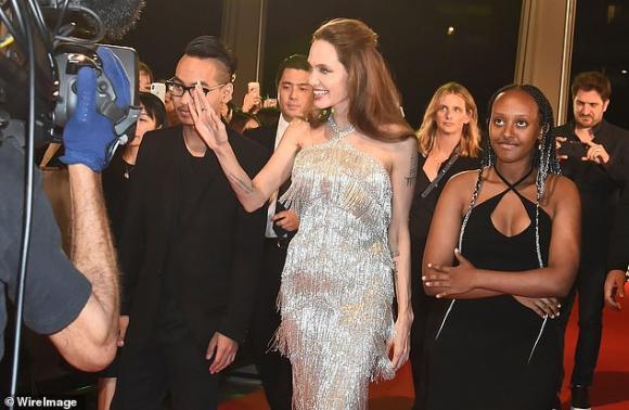 Angelina Jolie hội ngộ cậu cả Maddox tại Nhật Bản nhưng tất cả sự chú ý lại dồn về phía nhân vật này-7
