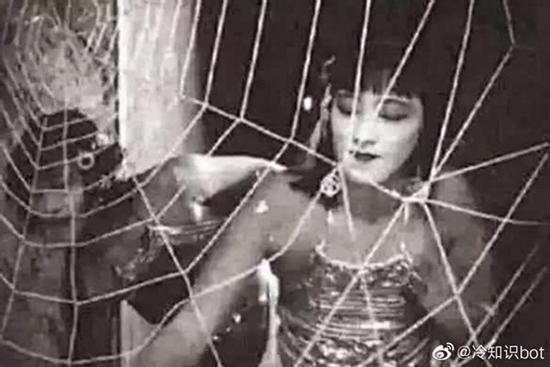 Yêu tinh nhện do nam đóng, mặc hở hang trong 'Tây du ký' đầu tiên