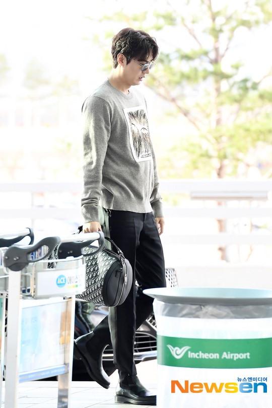 Lee Min Ho được khen đẹp như chụp họa báo khi xuất hiện ở sân bay-6