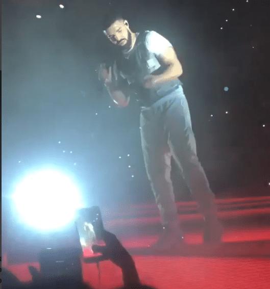 Những Idol ‘sung sướng cực độ’ khi fan tặng quần lót, nội y lúc đang trình diễn-6