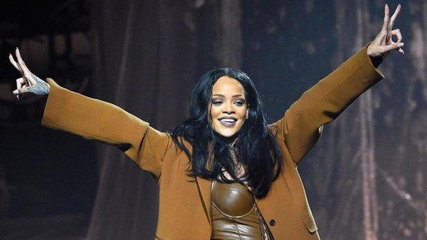 Những Idol ‘sung sướng cực độ’ khi fan tặng quần lót, nội y lúc đang trình diễn-3