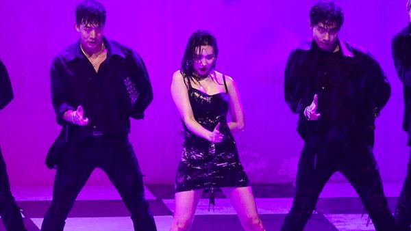 Bất chấp trời mưa như trút nước, Sunmi vẫn diễn sung như thế này đây-1