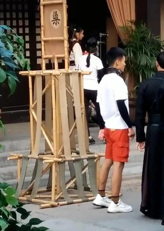 Triệu Lệ Dĩnh bị tố hạch sách vì bắt trợ lý buộc dây giày cho mình?-1