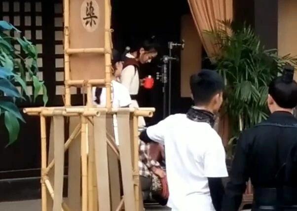 Triệu Lệ Dĩnh bị tố hạch sách vì bắt trợ lý buộc dây giày cho mình?-2