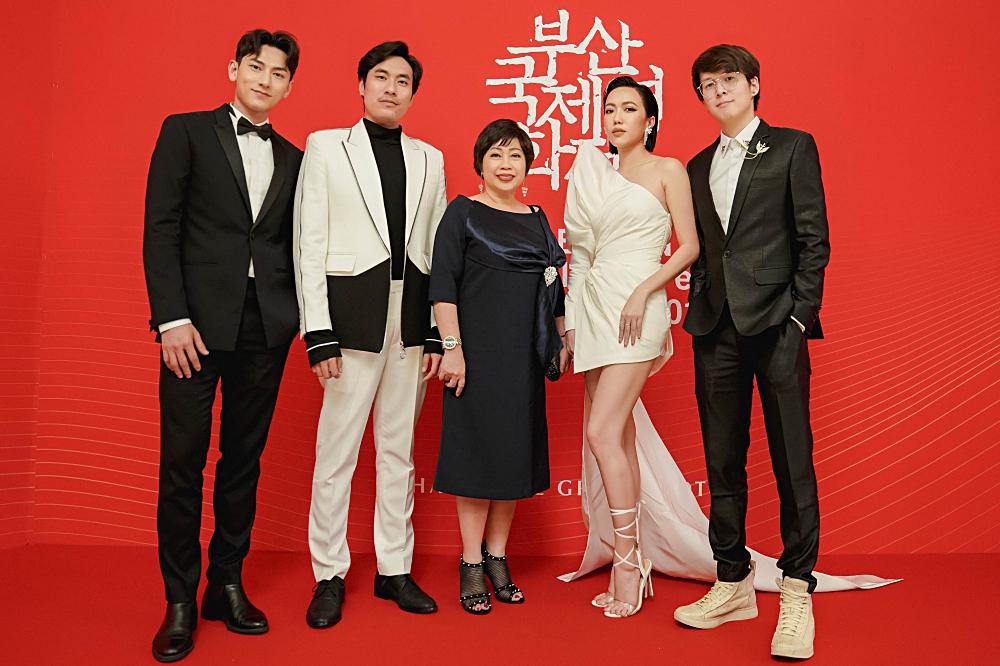 Isaac và Diệu Nhi thay đồ, makeup tại sân bay để kịp dự thảm đỏ LHP Busan-3