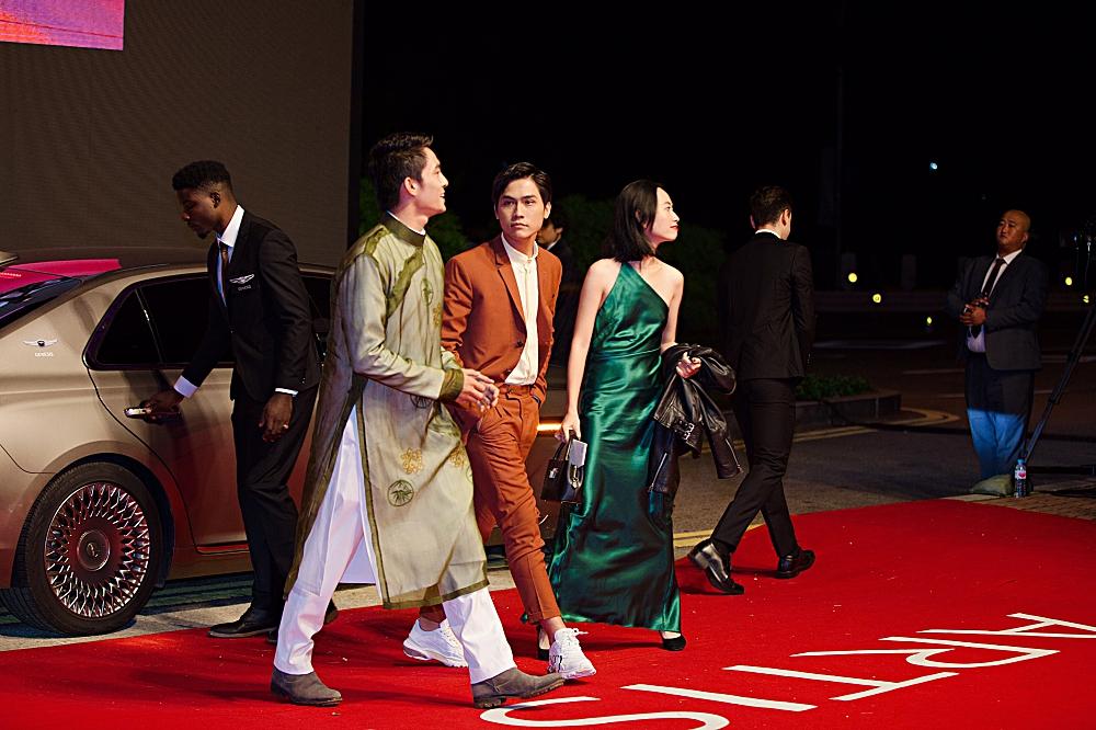 Isaac và Diệu Nhi thay đồ, makeup tại sân bay để kịp dự thảm đỏ LHP Busan-7