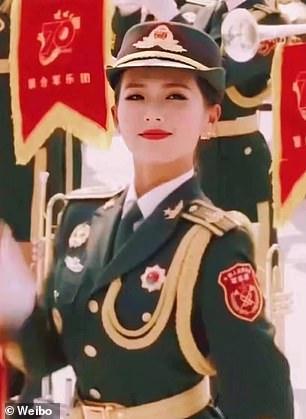 Nổi bật giữa hàng nghìn người trong lễ duyệt binh, nữ binh sĩ được ráo riết truy tìm danh tính-1