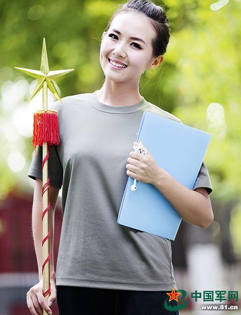 Nổi bật giữa hàng nghìn người trong lễ duyệt binh, nữ binh sĩ được ráo riết truy tìm danh tính-3