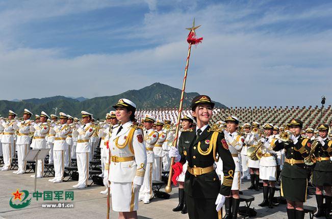 Nổi bật giữa hàng nghìn người trong lễ duyệt binh, nữ binh sĩ được ráo riết truy tìm danh tính-2