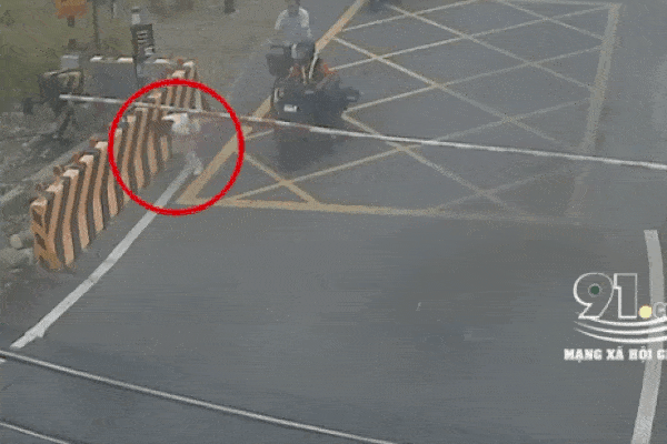 Clip: Khoảnh khắc kinh hoàng, cô gái đợi đúng lúc tàu đến chạy ra nằm vắt ngang đường ray tự tử-1