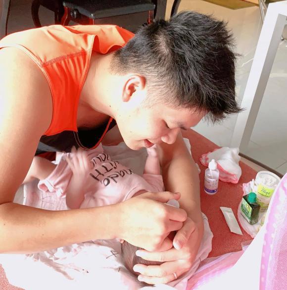 Lê Phương khoe chồng trẻ chăm con, dân mạng xuýt xoa: Anh ấy khéo hơn mẹ bỉm sữa-1