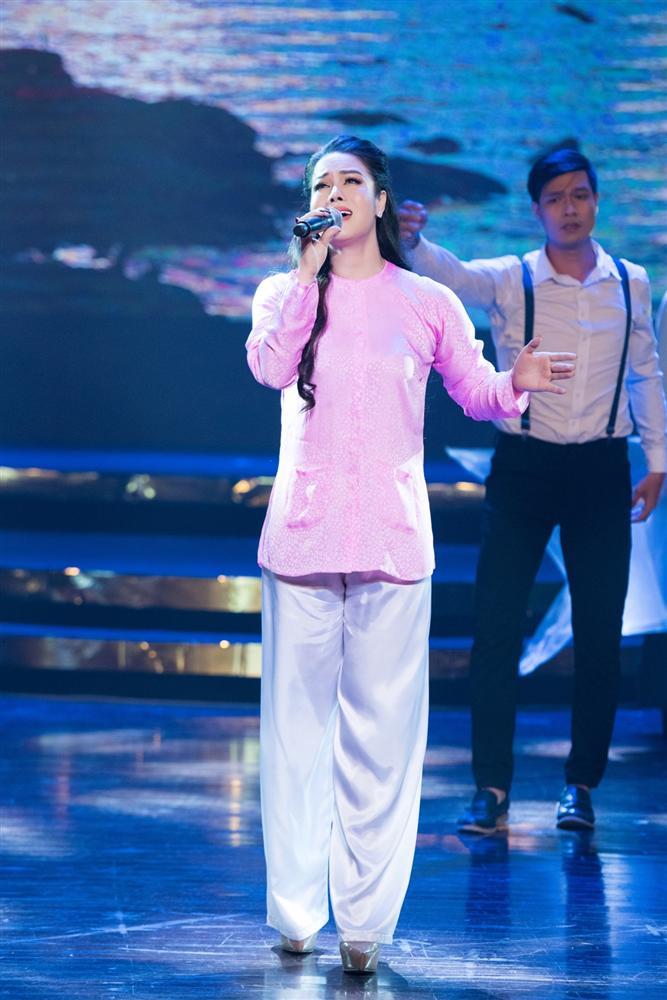 Thắng lớn với vai Thị Bình, Nhật Kim Anh diện áo bà ba lên sân khấu nhưng đáng chú ý là đôi giày cao gót-7