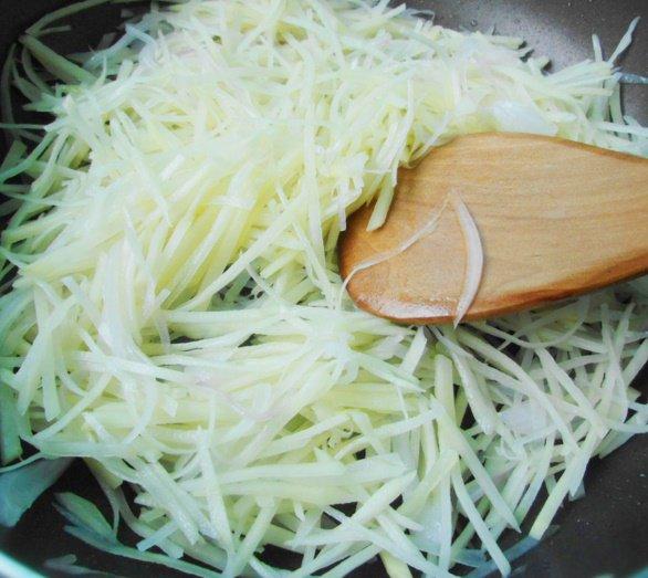 Bảo sao chị em cứ xào khoai tây bị dính chảo, hóa ra đã quên một bước đơn giản này-2