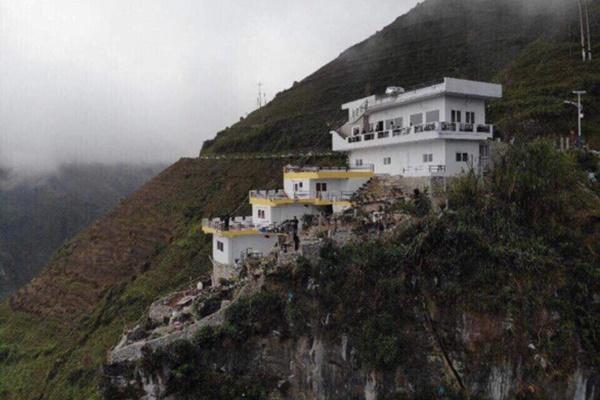 Nhổ gai bê tông 7 tầng nghênh ngang trên đỉnh Mã Pì Lèng-5