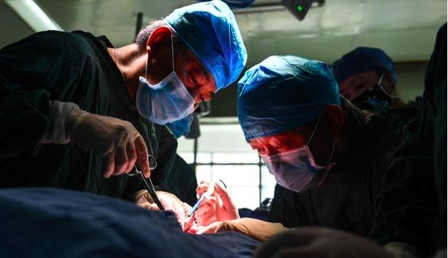 Vén màn hoạt động mổ thuê kiểu dao bay của bác sĩ ở Trung Quốc-1