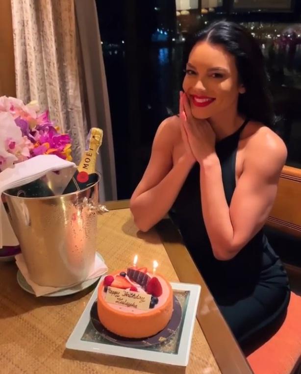 Bản tin Hoa hậu Hoàn vũ 4/10: Phạm Hương mix đồ đơn giản như đan rổ vẫn đứng nhất thời trang-3