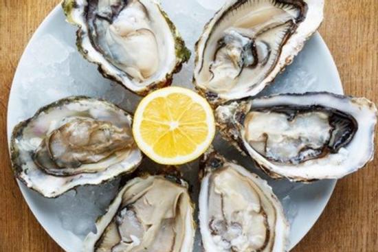 Cách tách hàu sống không tốn sức, đau tay