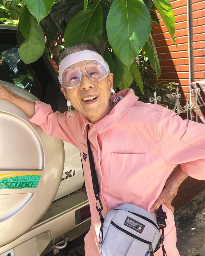 Cụ bà 91 tuổi mặc đồ chất như giới trẻ, có 100.000 fan trên mạng-2