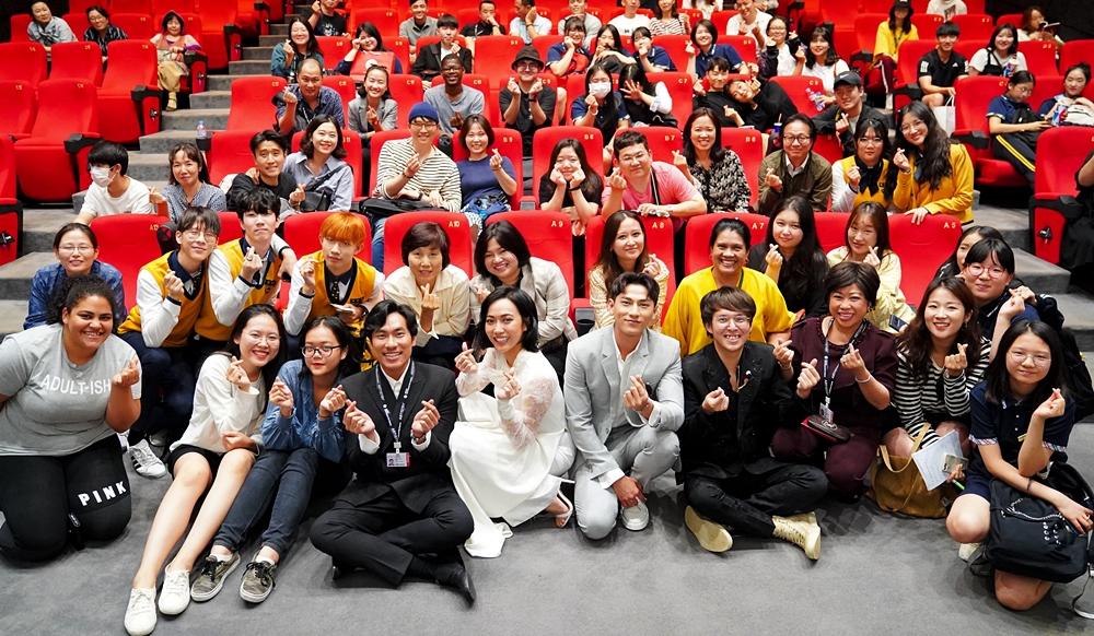 Isaac, Kiều Minh Tuấn và Diệu Nhi hát tiếng Hàn cực ngọt tại LHP Busan 2019-7