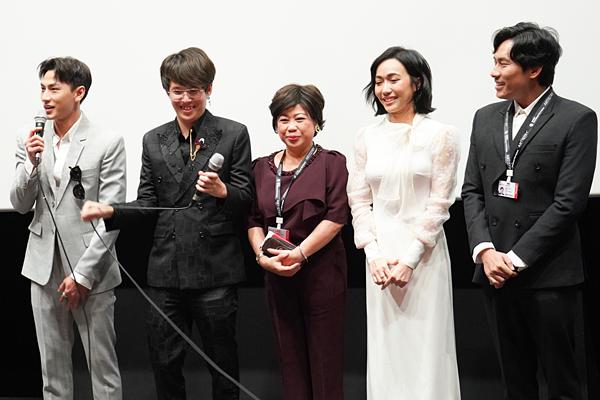 Isaac không sợ lộ hàng khi diễn cảnh khỏa thân trong Anh Trai Yêu Quái-12