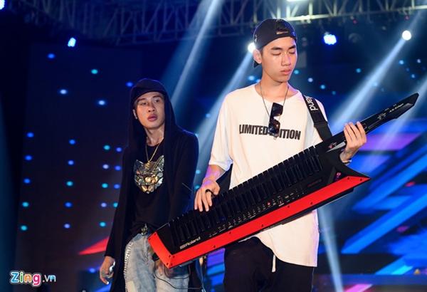 Ở phần 2, ê-kíp yêu cầu những ai tham dự không được chụp hình, quay phim. Tại đây, bộ đôi công chiếu MV mới mang tên Em gì ơi. Trước đó, đoạn teaser dài 56 giây của Em gì ơi được hé lộ cho thấy sản phẩm lần này của bộ đôi 9X mang màu sắc kinh dị.